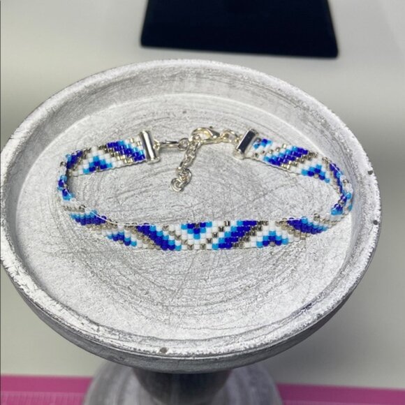 Traditional Native American Indian Style Glass Seed Bead Blue & Silver Bracelet - Picture 6 of 13